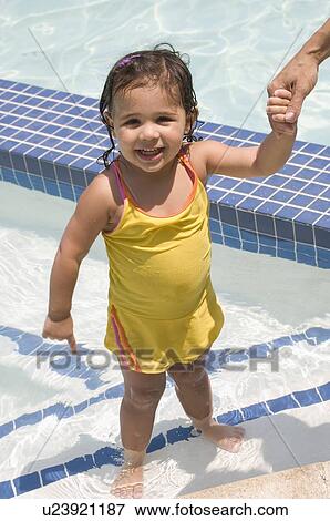 女の子 プールに立つこと 写真館 イメージ館 U Fotosearch