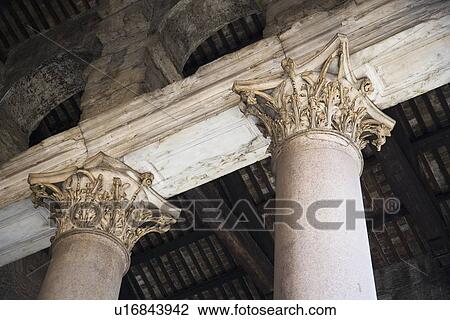 Vista Angolare Bassa Di Colonne Corinzie Il Pantheon Italia Archivio Immagini U16843942 Fotosearch