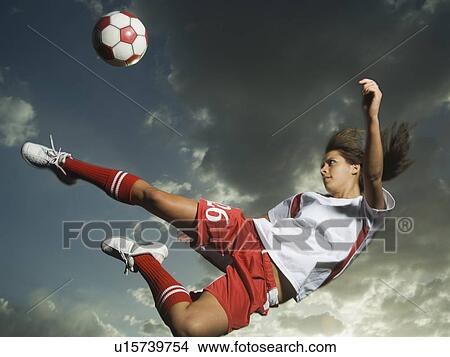 Foto - opinión de ángulo baja, de, jugador del fútbol, saltar. Fotosearch