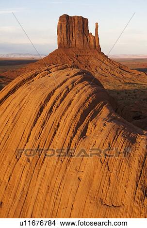 Picture - Monument Valley butte, Utah. Fotosearch