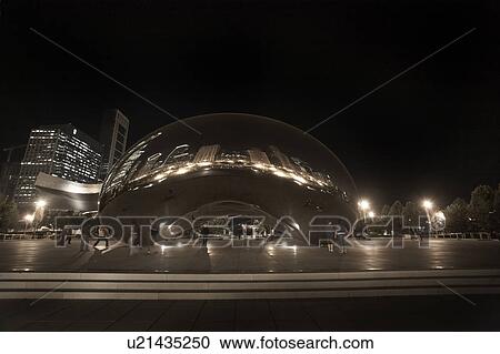 Stock Image - Cloud Gate Sculpture, Millenium Park, Chicago, USA. Fotosearch