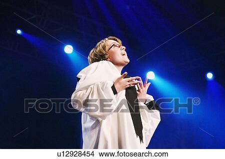 Picture - Woman sings. Fotosearch