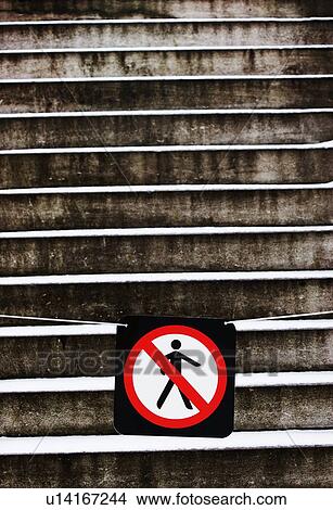 Picture - No trespassing sign. Fotosearch