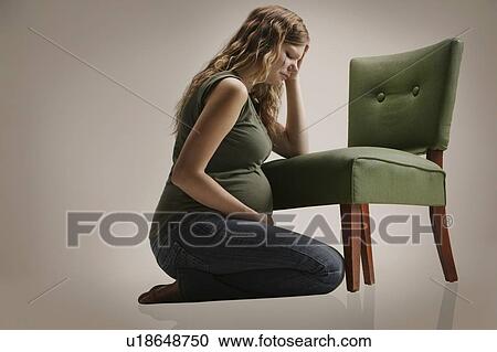 A Triste Femme Enceinte Seance Par Chaise Banque D Image U Fotosearch