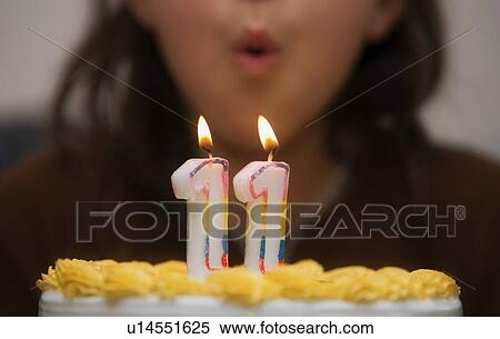 女の子 ろうそくを吹き消す 上に A バースデーケーキ ストックフォト 写真素材 U14551625 Fotosearch