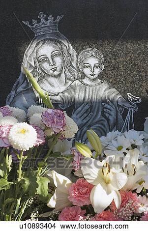 Picture - Headstone with bouquet of flowers. Fotosearch