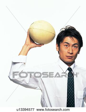 ビジネスマン ラグビーボールを持つ の上 によって 頭 正面図 写真館 イメージ館 U Fotosearch