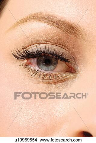 若い女性 灰色 目 人間の目 まぶた 青い目 欲求不満 ピクチャー U Fotosearch
