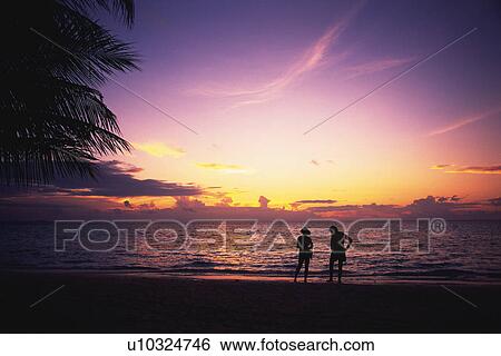 A Couple Plage Par Coucher Soleil Les Ciel Refléter Les Couleurs De Les Mettre Soleil Vue Frontale Tahiti Micronésie Vue Postérieure