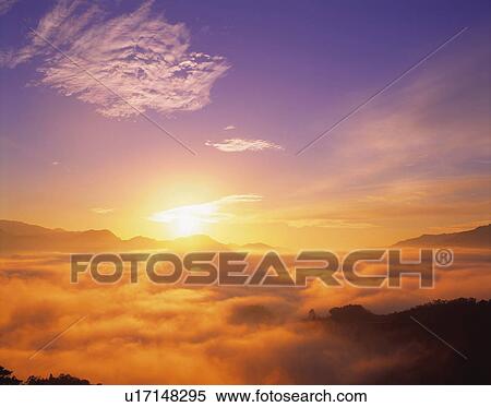 A Mer De Nuages Et Plusieurs Montagnes à Coucher Soleil Haute Vue Angle Banques De Photographies