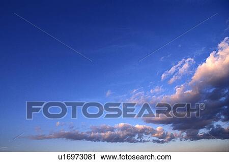 ピンク 雲 中に A 暗い 青 空 ストックイメージ U Fotosearch