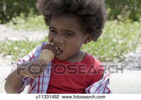肖像画 の A 小さい 男の子 食べること アイスクリームコーン ストックイメージ U Fotosearch