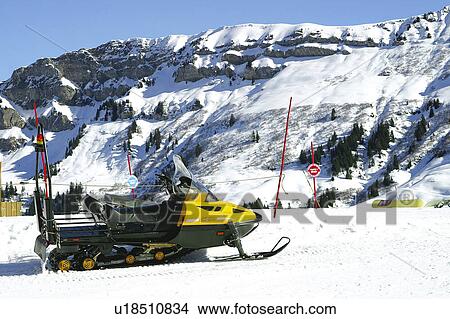 Picture - Snow, Snowy, Winter, Snow details, Transport, Mountain, Mountains. Fotosearch
