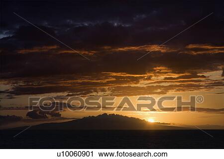 Stock Image - Sunset over Pacific Ocean and Kihea island in Maui, Hawaii, USA.. Fotosearch