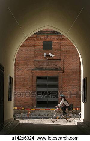 Picture - entrance, arc, doorway, developed, building, appearance. Fotosearch