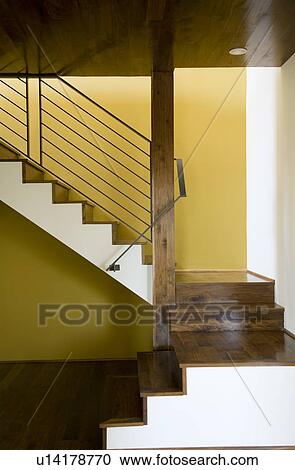 Banques de Photographies - moderne, cage escalier, à, murs jaunes ... Banques de Photographies - moderne, cage escalier, à, murs jaunes ...
