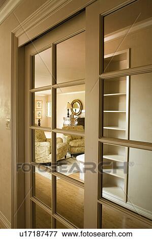 Wohnzimmer Tür, bild - gucken, tür, to, wohnzimmer u17187477 - suche stockfotografie, Design ideen