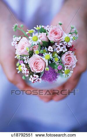 A Tenue Femme Bouquet Fleur Dans Vase Banque Dimage