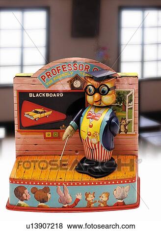 おもちゃ 人形 教師 の フクロウ 正面図 差動 焦点 イラスト U Fotosearch