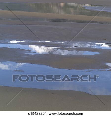 Picture - Reflection in lake. Fotosearch