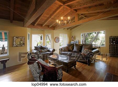 Stock Foto - cozy, rustiek, woonkamer, met, gewelfd, hout, plafond ... Stock Foto - cozy, rustiek, woonkamer, met, gewelfd, hout, plafond ...