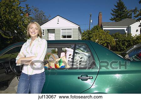 图片- 年轻妇女, 站立, 在旁边, 填塞小汽车