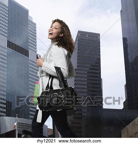 摄影图库 - 妇女走, 在, 城市 rhy12021 - 搜寻照片,印刷图像,图片和