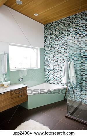 Marrón, y, turquesa, cuarto de baño Foto | upp24004 | Fotosearch