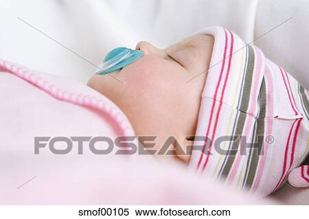 ولد الطفل 6 9 Months نائم ب المسكتة للطفل الرضيع الصورة عن قرب معرض الصور الفوتوغرافية Smof00105 Fotosearch