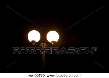 مصباح الشارع ليل At منظر الزاوية منخفض ألبوم الصور Wwf00760 Fotosearch