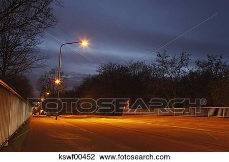الجسر ليل At ب مصابيح الشارع ألبوم الصور Kswf00452 Fotosearch