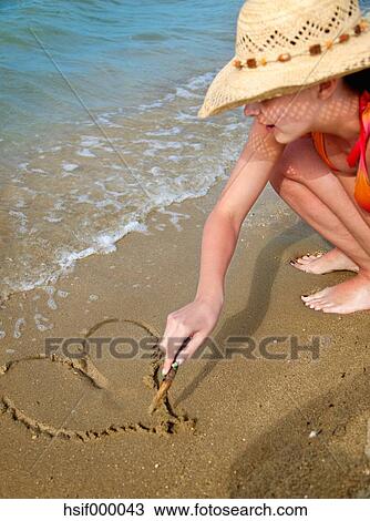 Croatie Zadar Jeune Femme Dessin Forme Coeur Sur Sable à Plage Banque Dimage