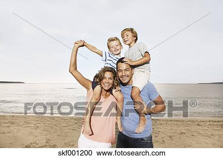 Espagne Portrait De Famille Plage à Palma Mallorca Sourire Banque Dimage