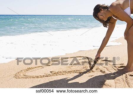 France Corse Femme Dessin Forme Coeur Dans Sable Sur Plage Image