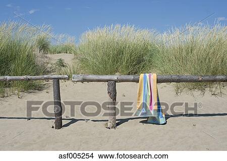 Italie Serviette Bain Sur Balustrade à Plage Dunes à Mer Adriatique Image