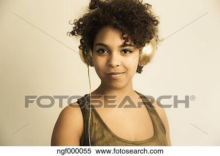 肖像画 の 女性 アフロ American で ヘッドホン ストックフォト 写真素材 Ngf Fotosearch