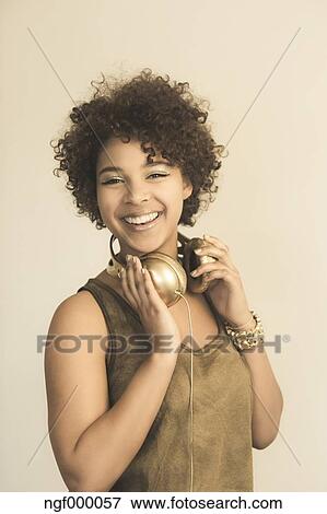 肖像画 の 微笑 女性 アフロ American で ヘッドホン 写真館 イメージ館 Ngf Fotosearch
