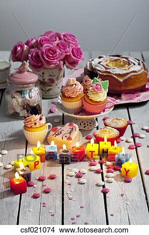 マフィン バースデーケーキ カップケーキ ばら つけられる 誕生日ろうそく そして べーキング 装飾 上に テーブル ピクチャー Csf Fotosearch