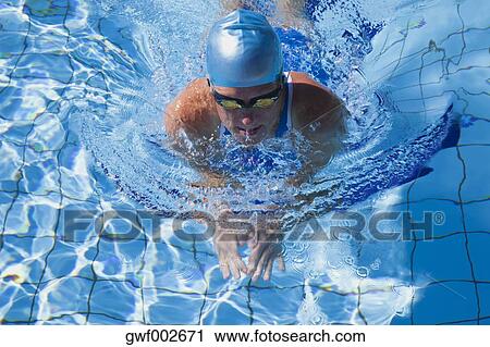 女性 平泳ぎ スイマー で 水泳 Googles 中に プール ストックイメージ Gwf Fotosearch