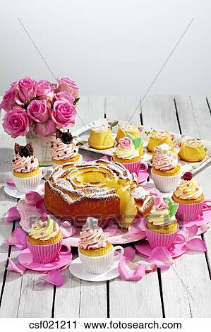 Gateau Anniversaire Petits Gateaux Muffins Et Vase Fleur De Roses Roses Sur Table Bois Banque D Image Csf Fotosearch