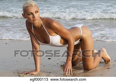 Espagne Fuerteventura Femme Dans Blanc Maillot Bain Plage Banque Dimage