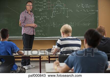 Professionnel Ecole Etudiants Dans Classe A Prof A Tableau Noir Banque D Image Paf Fotosearch