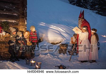 Immagini Di Natale Con Angeli.Famiglia Felice Con Angeli E Babbo Natale A Legno Capanna In Neve Archivio Fotografico Hhf004946 Fotosearch