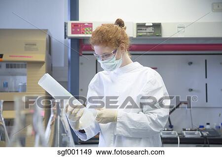 若い 女性 自然 科学者 で マスク 仕事 中に 生化学 実験室 写真館 イメージ館 Sgf Fotosearch