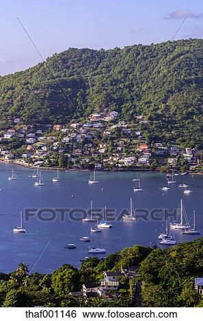 Caribian アンチル諸島 小アンティル諸島 グレナダ諸島 Bequia 湾 で 帆走しているボート 画像コレクション Thaf Fotosearch