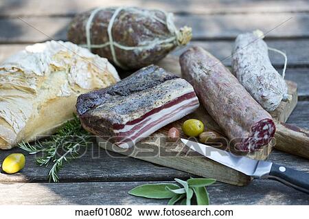 イタリア トスカーナ Salsiccia Pancetta 別 サラミ Bread そして オリーブ ストックイメージ Maef Fotosearch