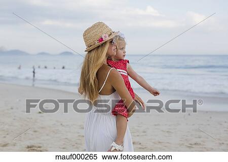 Brasil Rio Janeiro Mère Porter Fille Sur Copacabana Plage Banques De Photographies