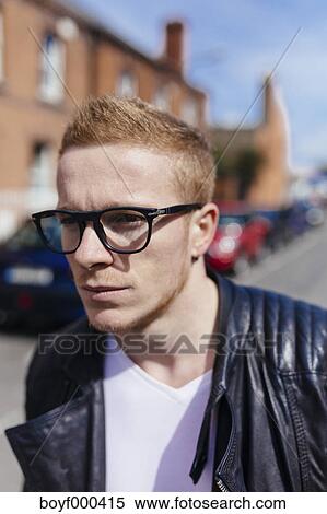 Portrat Von Erdbeer Blond Junger Mann Schwarz Tragen Brille Stock Fotografie Boyf Fotosearch