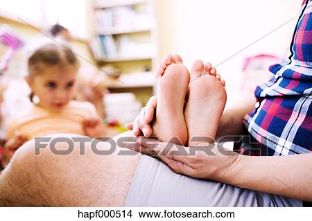 Kleine Meisjes Het Putten Haar Naakte Voeten Op Vader Schoot Beeld Hapf000514 Fotosearch