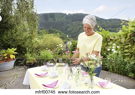 Mur Femme Decoration Table Jardin Pour Fetede L Anniversaire Banques De Photographies Mfrf Fotosearch